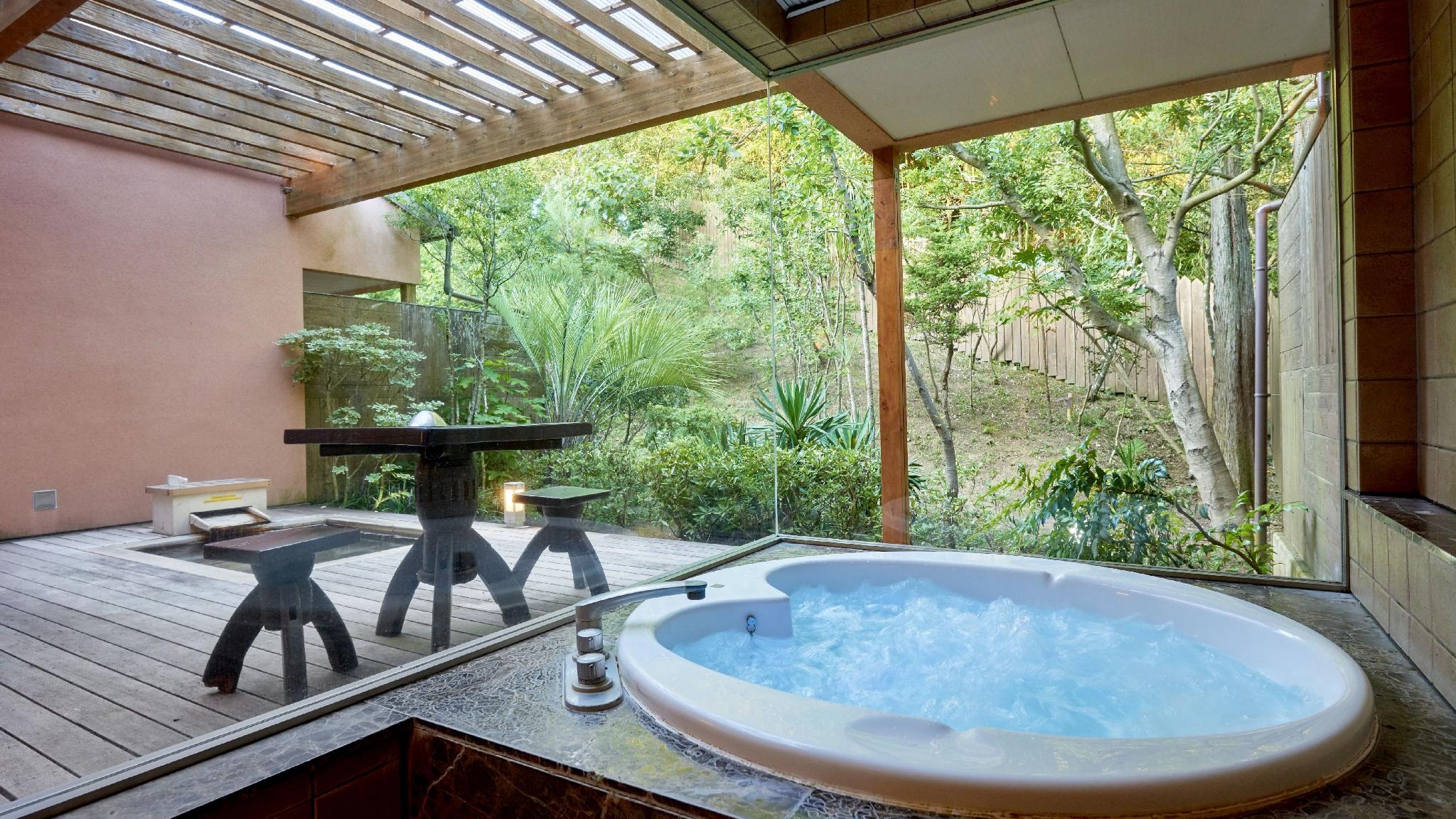 露天風呂の他に室内のジャグジーも完備