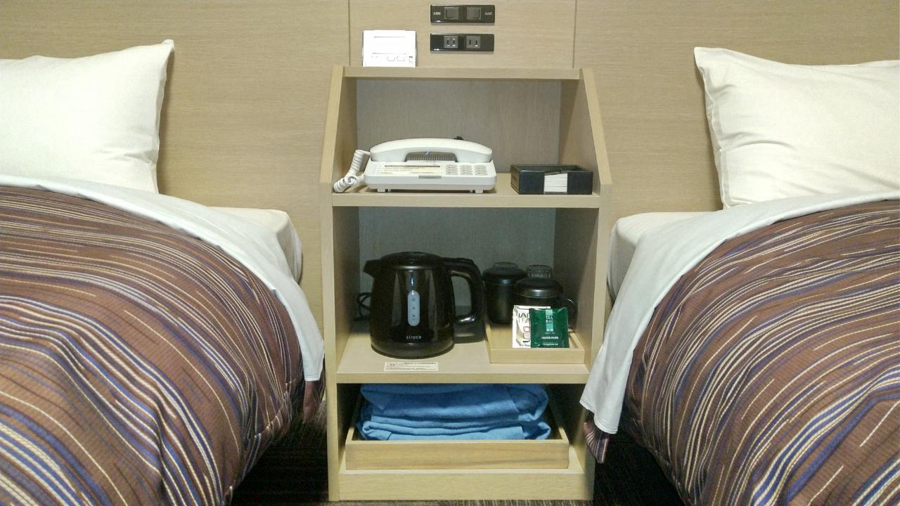 ベッド間に備品をご用意しております。・甚平・湯呑とグラス・ケトル・内線電話・メモ帳・デジタル時計。