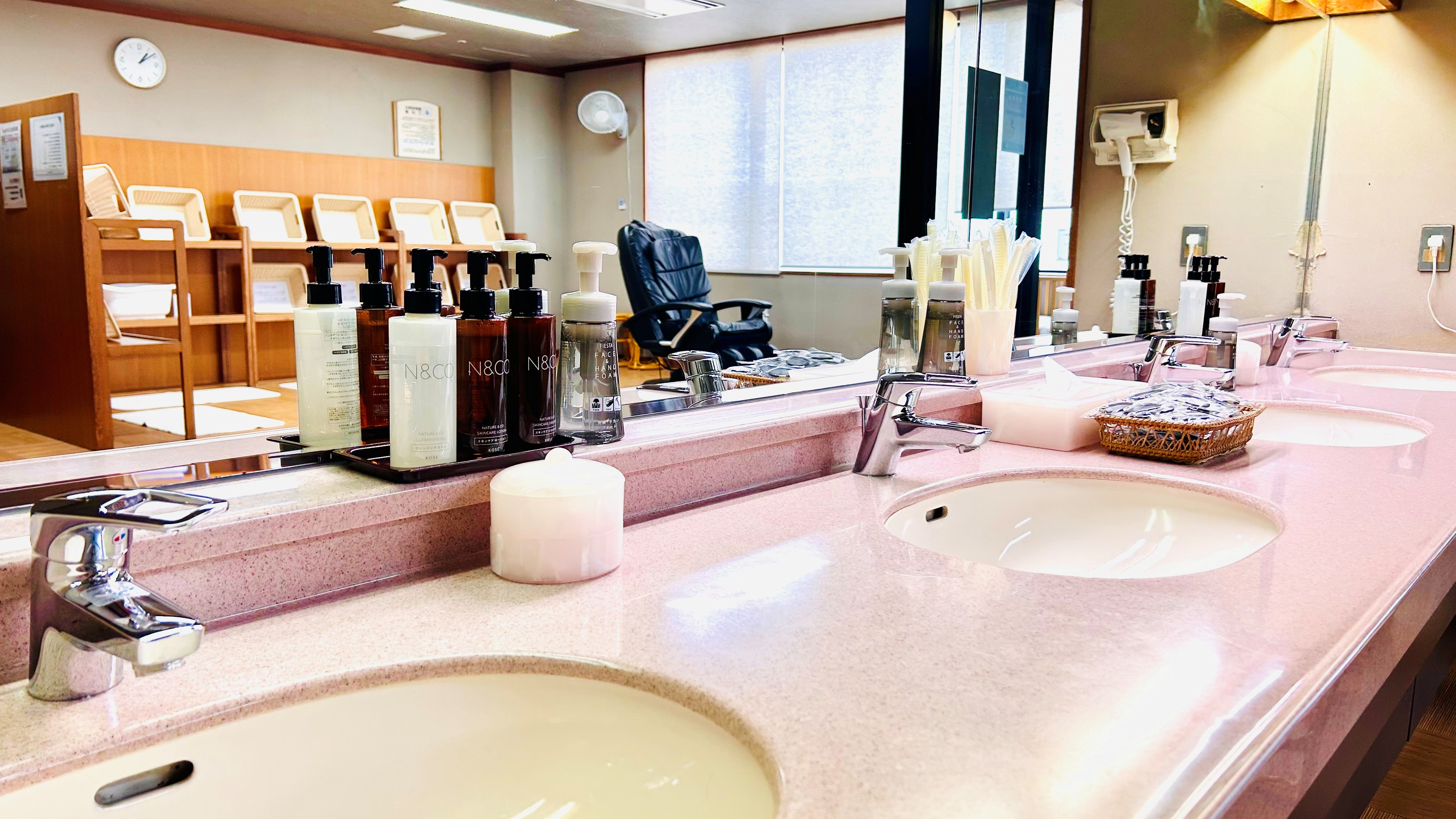 大浴場　脱衣場　洗面台