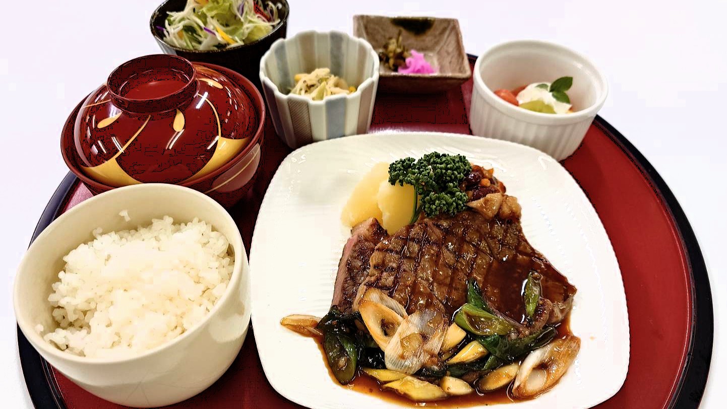 夕食・ステーキ定食（一例）