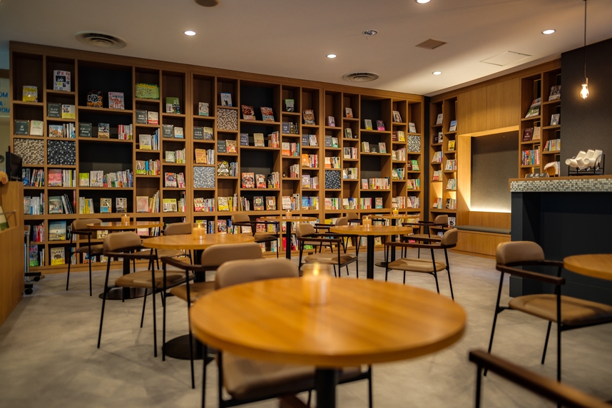 ★アニナビ！★アニキンのナイト限定ガイドツアー付き★Cafe＆Book Hotel