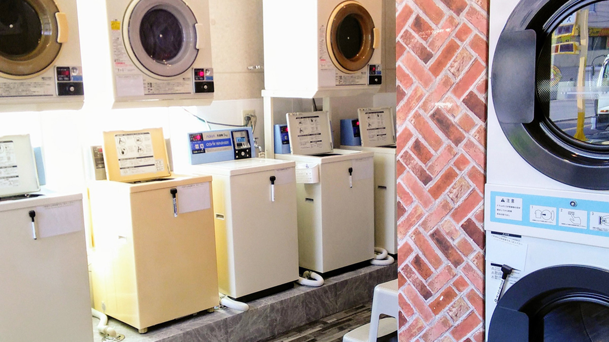 コインランドリー（洗濯機200円　乾燥機30分100円　大型乾燥機10分100円）