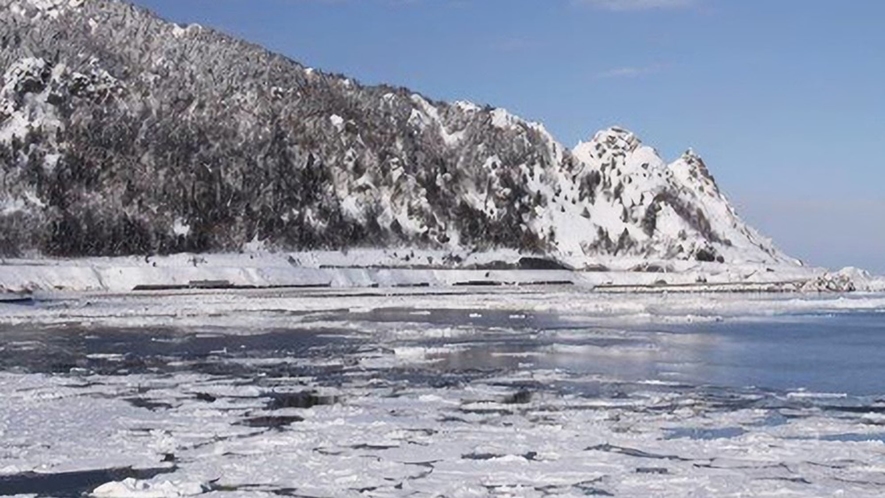 【流氷】枝幸の海は1月～2月になると、一面が流氷に覆われます。