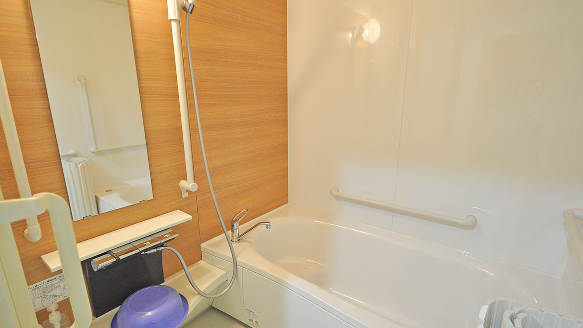【客室／バリアフリー和洋室】広々とご利用いただける浴室。.jpg
