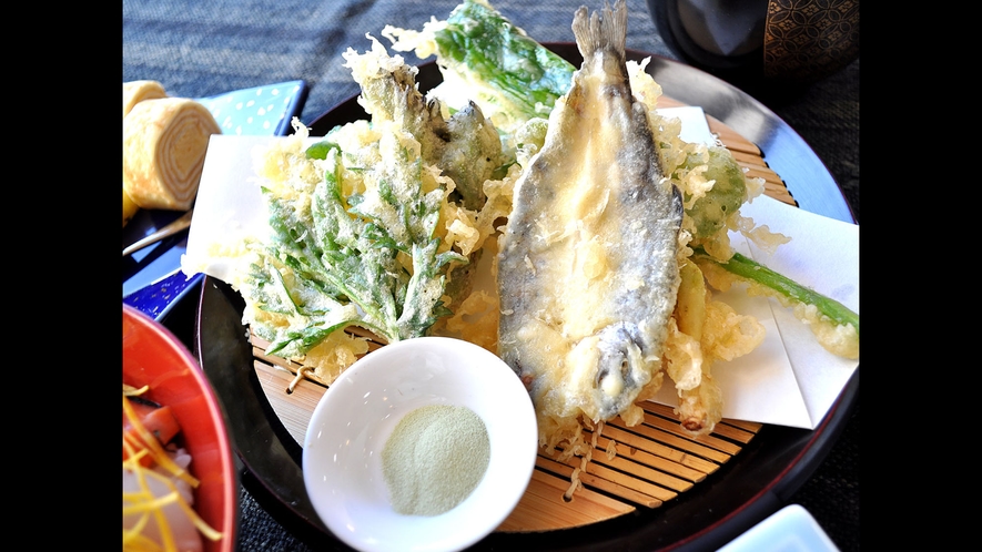 【夕食一例／おもてなしプラン】地元の山菜とやまめを使った天ぷら。