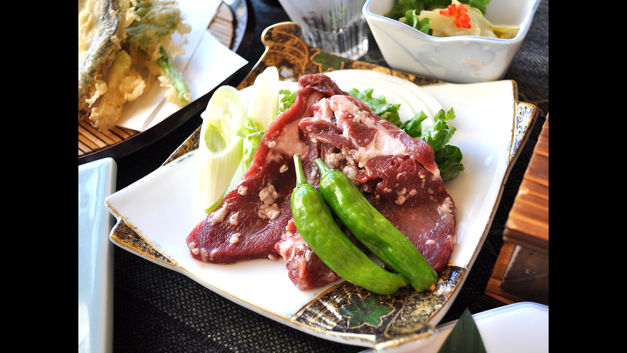 【夕食一例／おもてなしプラン】　鹿肉は柔らかくとってもジューシーですよ。