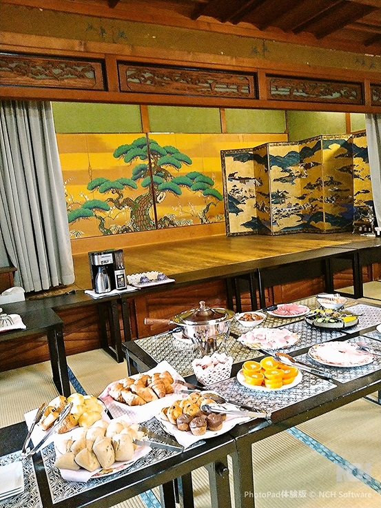 １、部屋はレトロ別館、伊勢志摩産の魚介類と特選和牛を使用した夜５０種・朝２０種の贅沢バイキングプラン