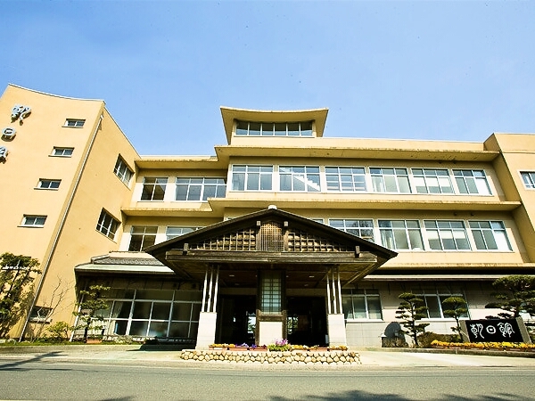 ６、歴史人ご宿泊の間，贅沢な食材の数々，お部屋は37畳＋広縁、夜５０種、朝２０種のバイキングプラン