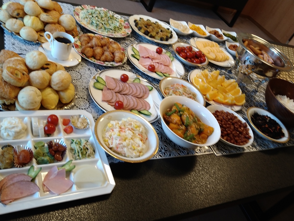 2，部屋はレトロ清風荘、伊勢志摩産の伊勢海老鍋と鮑料理、特選和牛夜５０種、朝２０種バイキングプラン