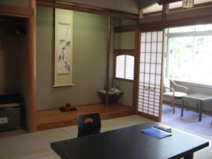 1，お部屋はレトロ別館、伊勢志摩産の魚介類を使用した夜５０種・朝２０種の贅沢バイキングプラン