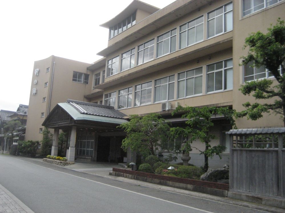 ４，伊勢志摩産の魚介類を使用し、地元の伊勢海老生き造りが付いた、人気の夜朝バイキングプラン