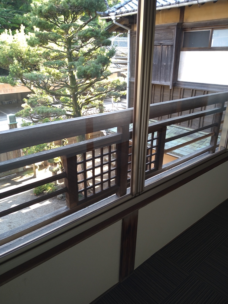 1，お部屋はレトロ別館、伊勢志摩産の魚介類を使用した夜５０種・朝２０種の贅沢バイキングプラン