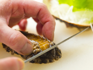 季節の食材（アワビのお造り）