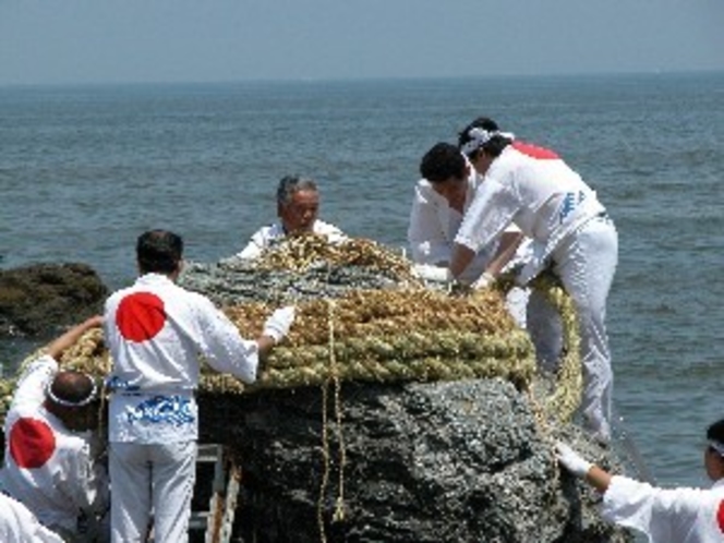 夫婦岩のしめ縄張替え