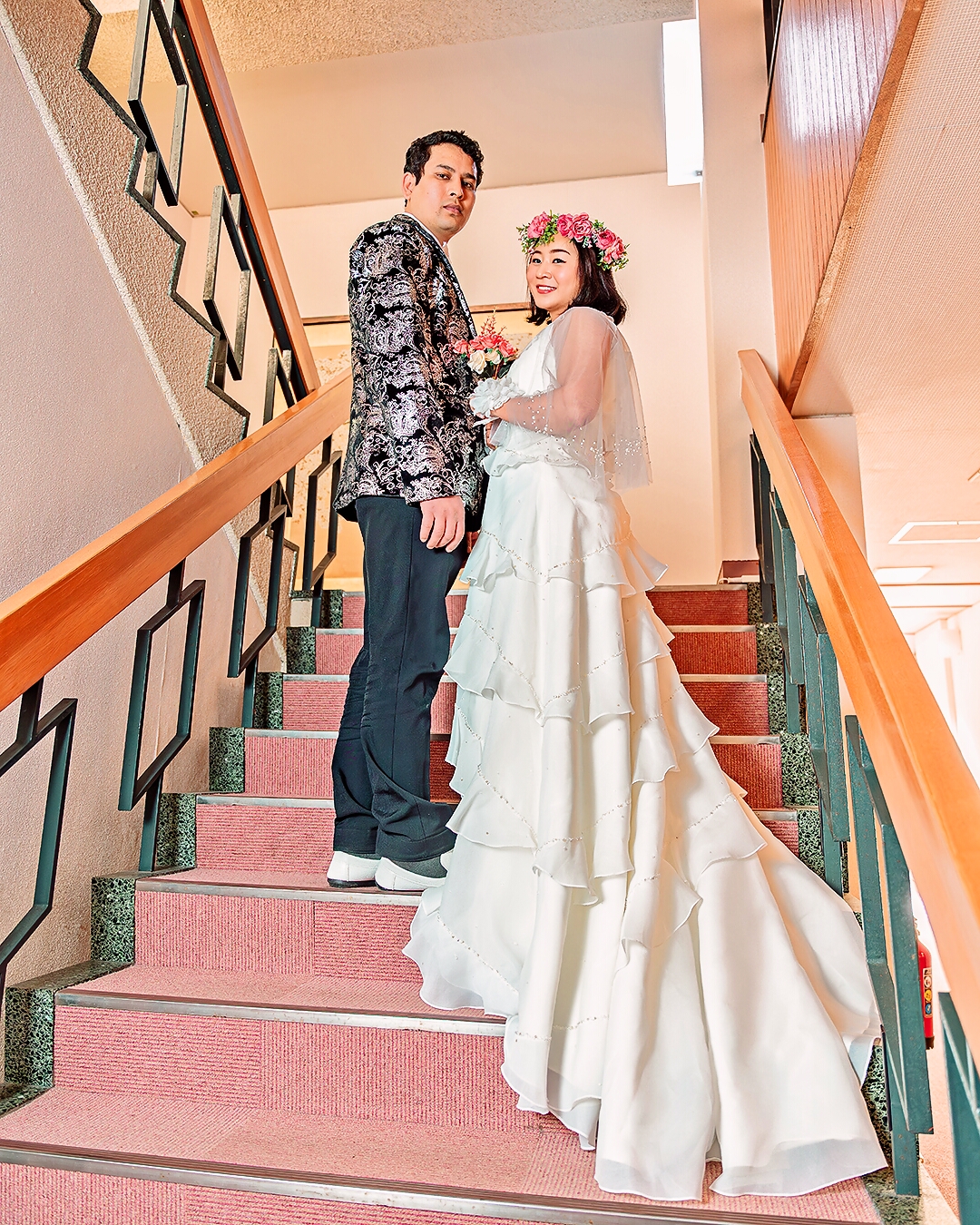 ウエディングドレス、階段