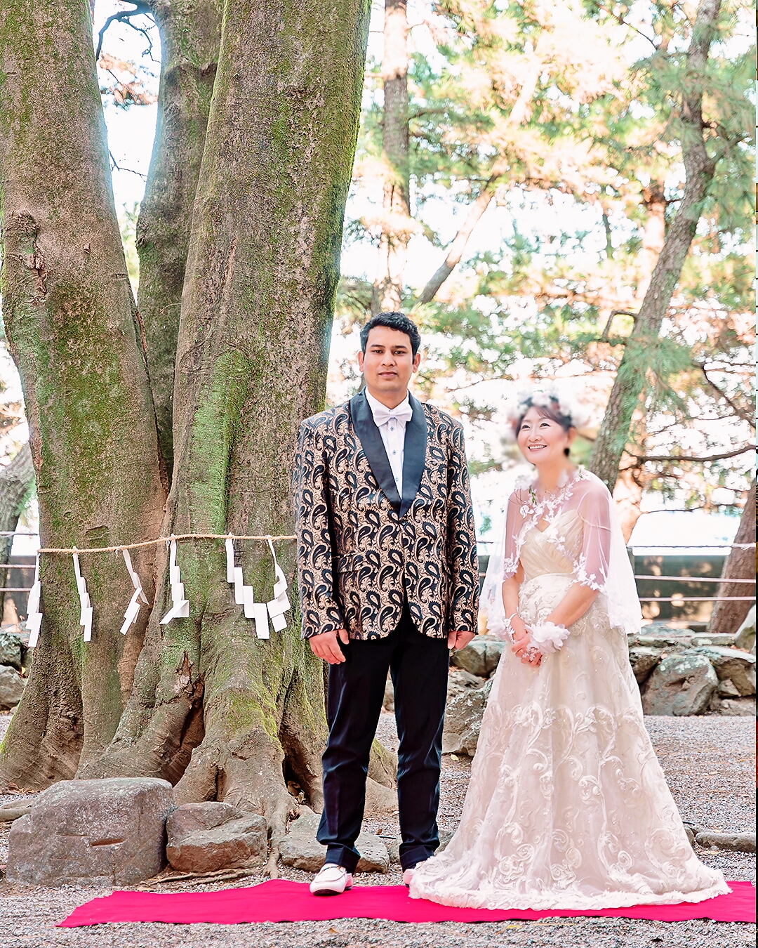 御神木前でウエディング姿の体験