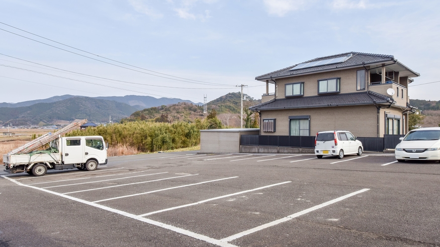 *【屋外施設(第二駐車場)】ホテル裏の駐車場となります。