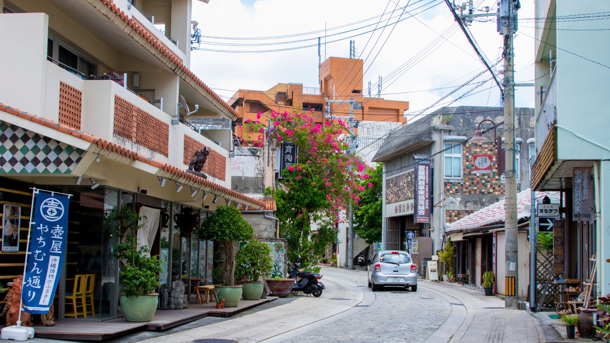 【壺屋やちむん通り】当館から車で約10分
