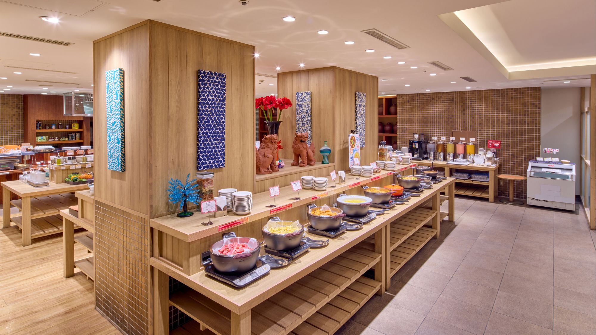 【朝食ブッフェ】清潔感ある明るめなバイキング台は食欲を誘いますね。