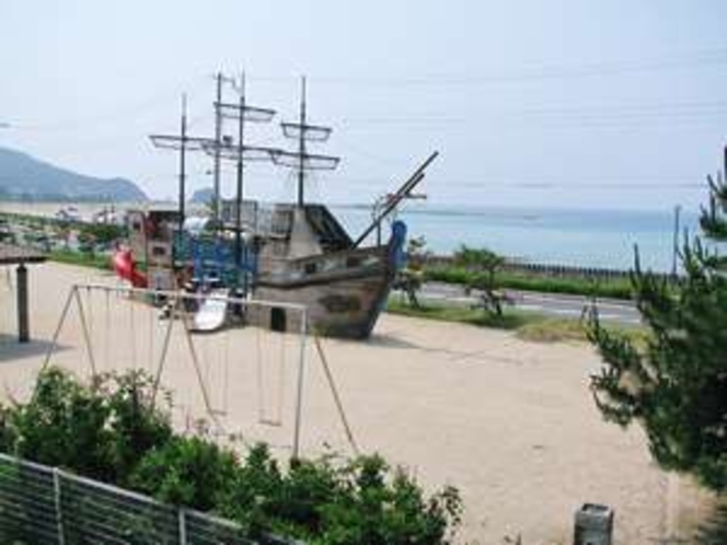 宿から見た公園、海