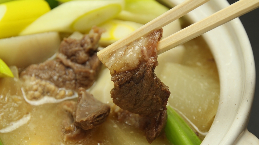 ★熊鍋。里芋・大根・人参・白菜・ねぎなどが入った、みそ風味の鍋は猟師仕込みの一品です。