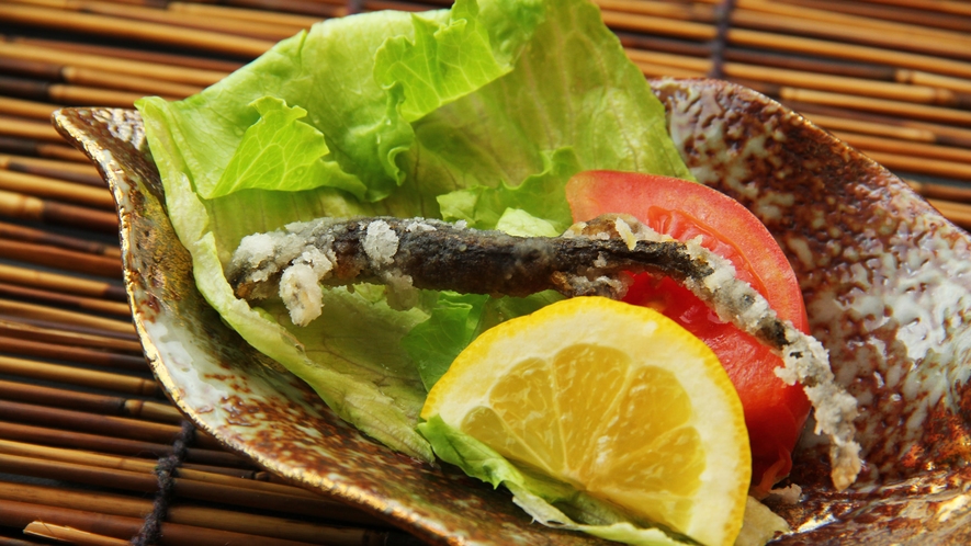 ★湯西川名物珍味の山椒魚を唐揚げで。滋養強壮、疲労回復。更には美肌にも効能があると言われています。