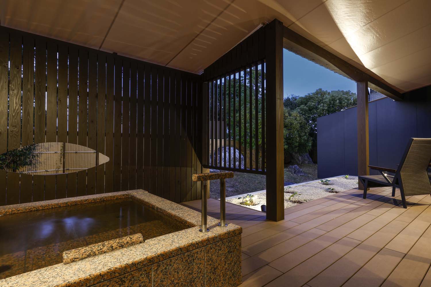 温泉露天風呂付き客室　露天風呂暮色101