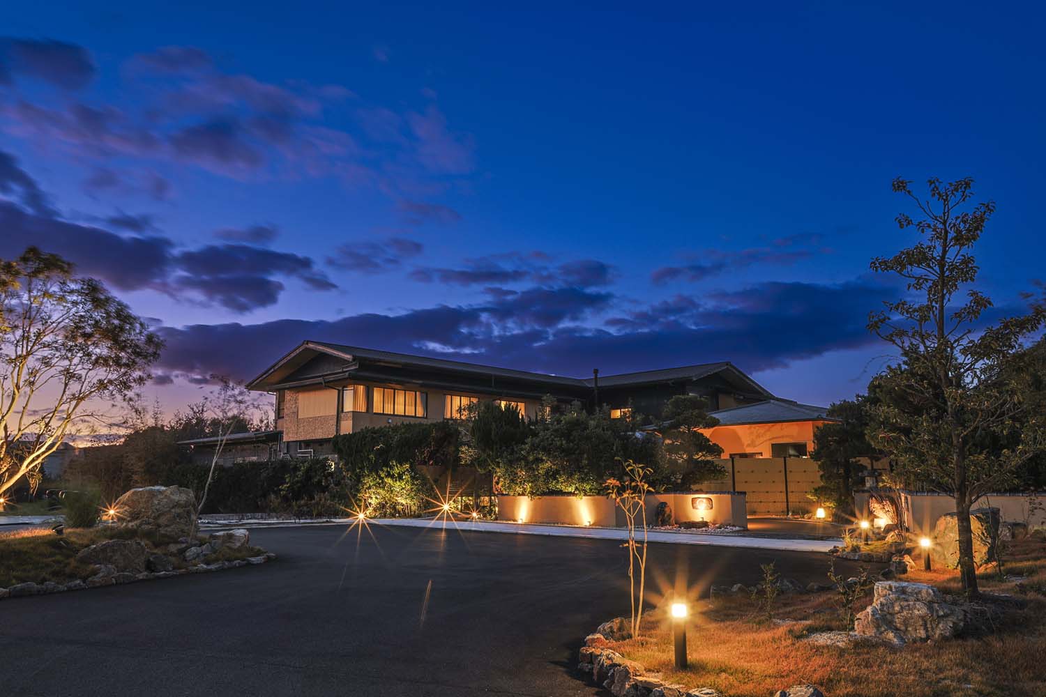 温泉掛け流しの宿 志摩別邸　暮色全景
