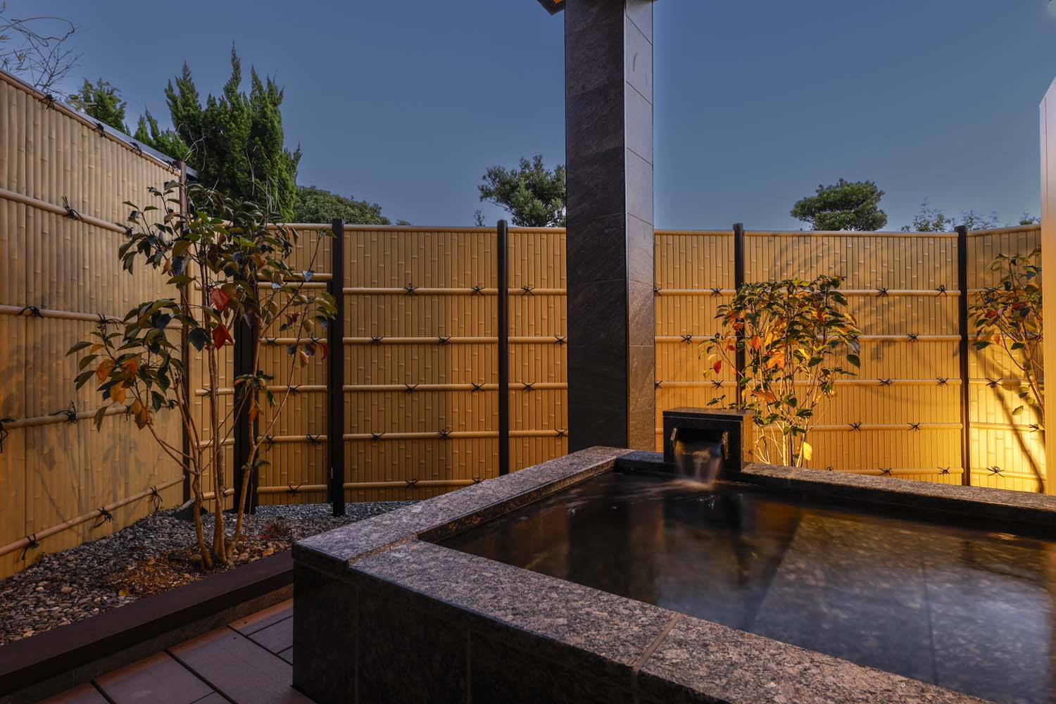 温泉露天風呂付客室103　露天風呂暮色