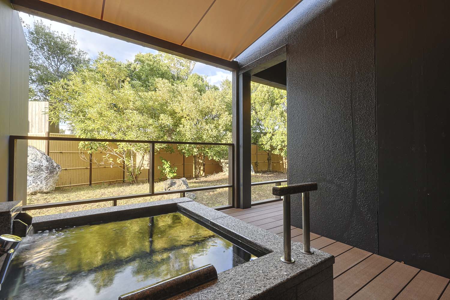 温泉露天風呂付客室　露天風呂102