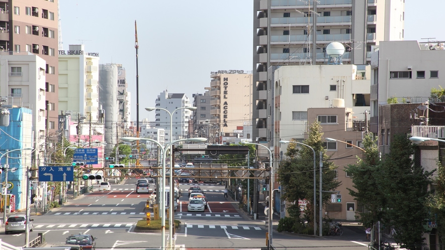 歩道橋よりホテルアクセラを望む