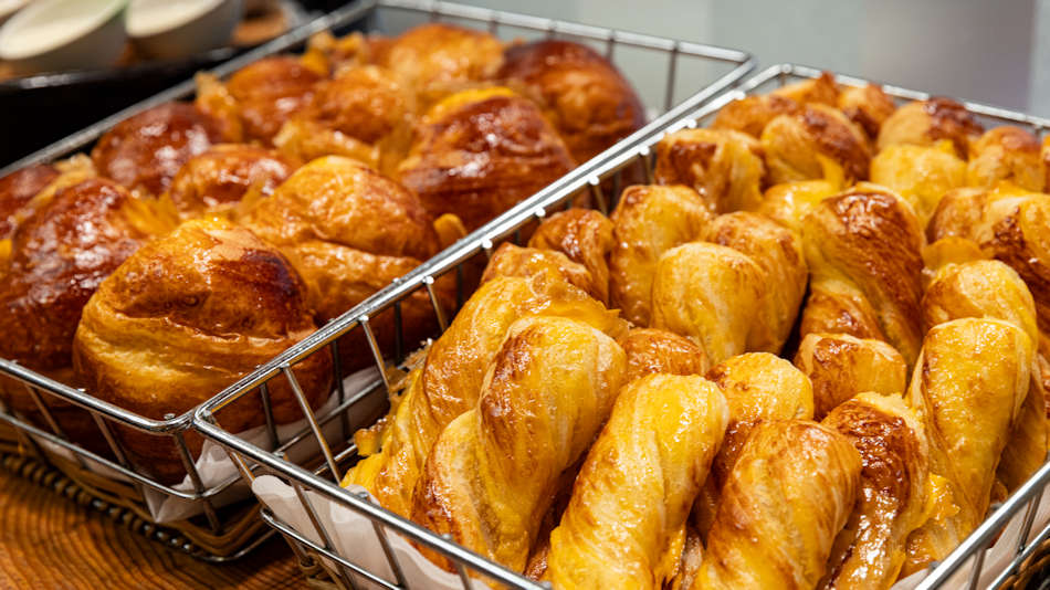 ○ 朝食バイキング ○　焼き上がりのパン