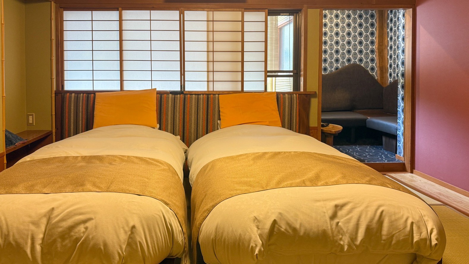 2025年リニューアル コーナーソファー付き8畳ツイン客室「白百合」