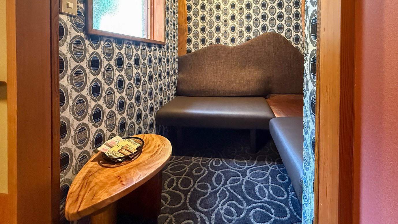 2025年リニューアル コーナーソファー付き8畳ツイン客室「白百合」