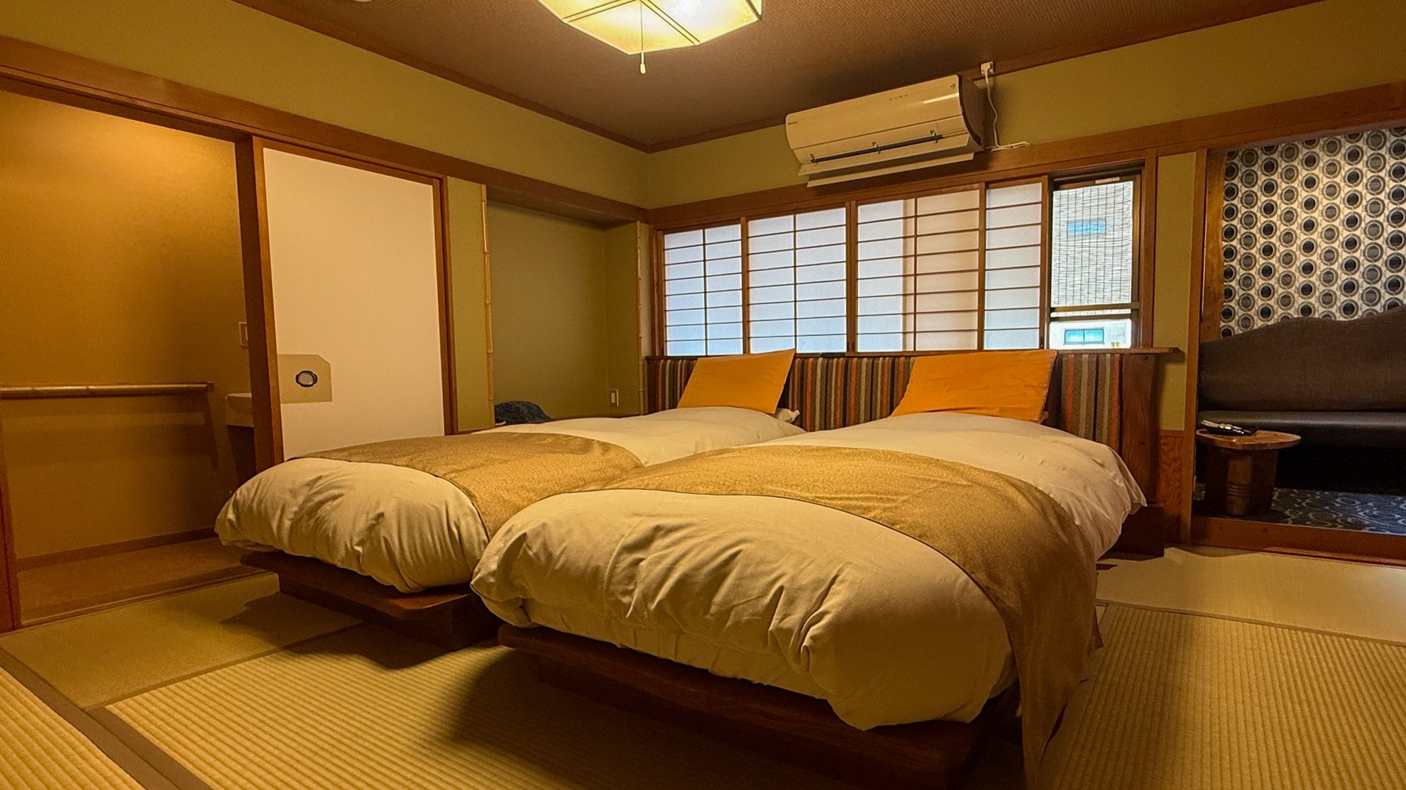 2025年リニューアル コーナーソファー付き8畳ツイン客室「白百合」