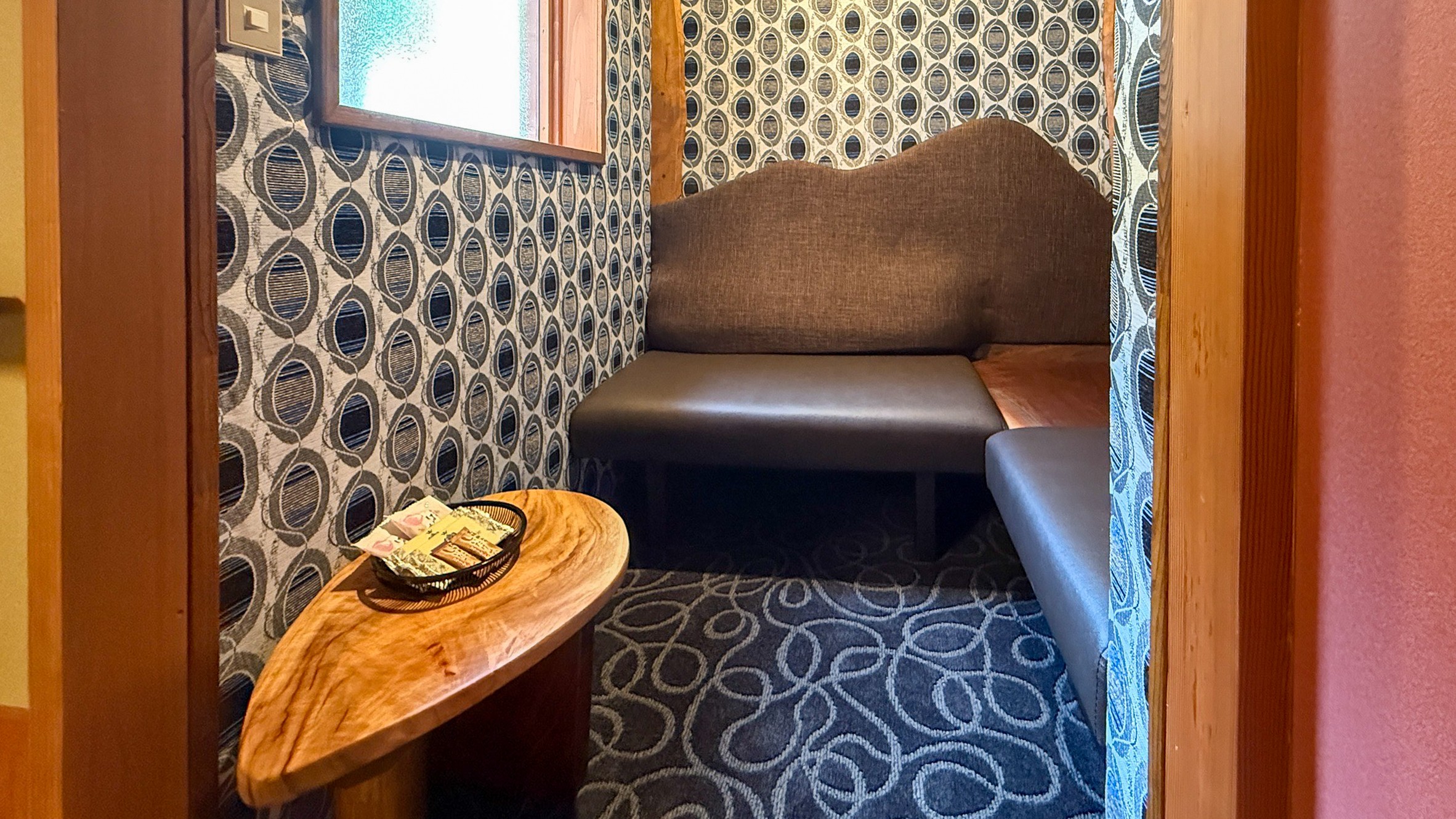 2025年リニューアル コーナーソファー付き8畳ツイン客室「白百合」