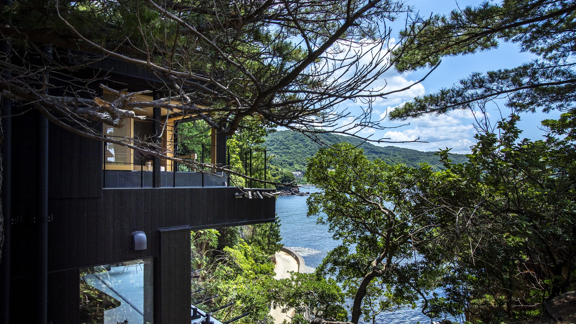 窓に広がる夕日と海 美食を奏で150有余年 間人温泉 炭平 宿泊予約