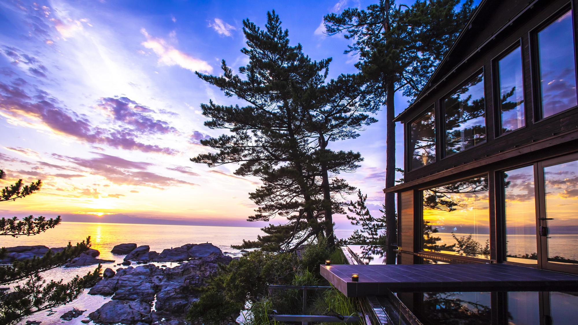 窓に広がる夕日と海 美食を奏で150有余年 間人温泉 炭平 宿泊予約