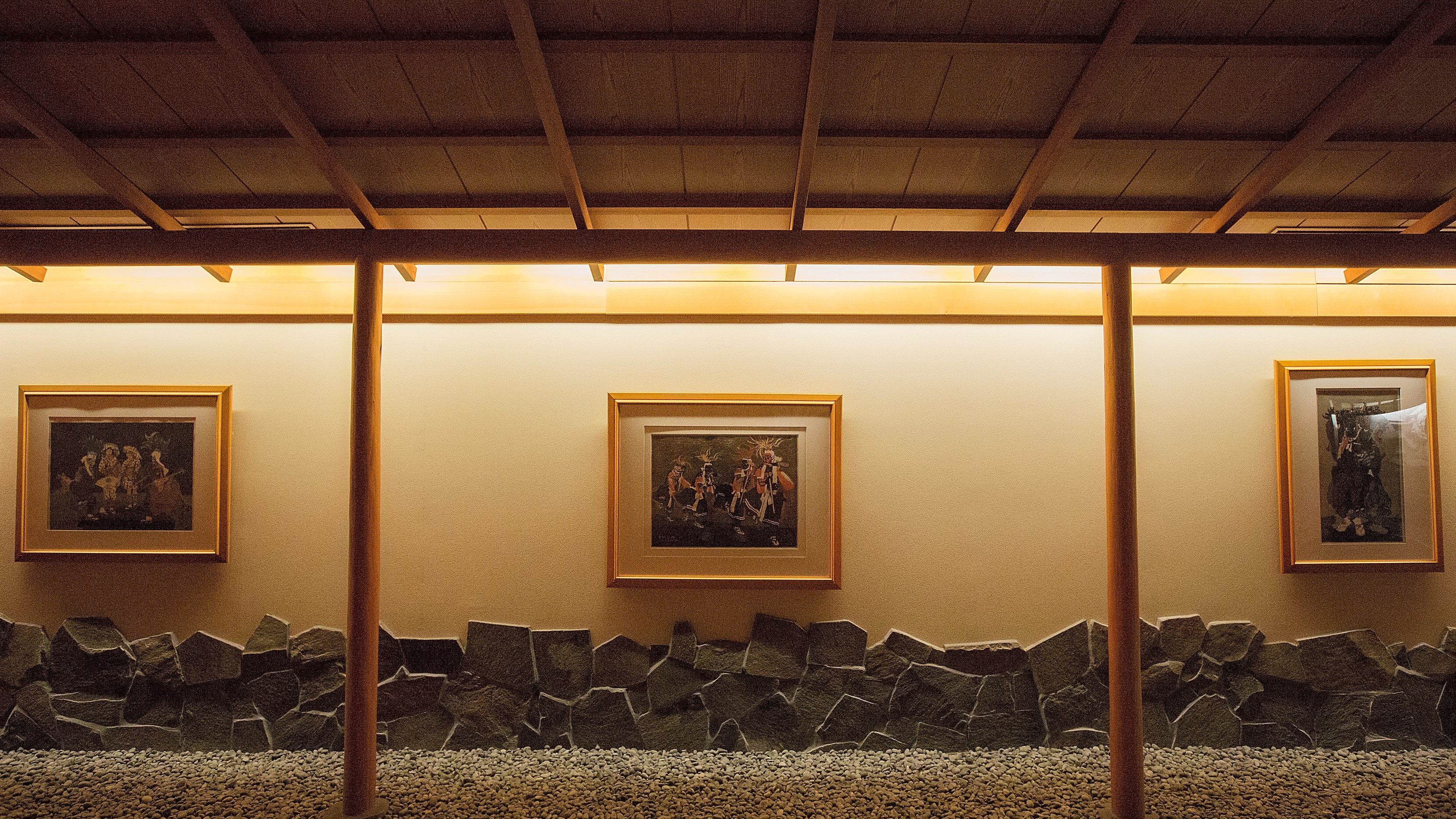 山水の湯前廊下の展示品