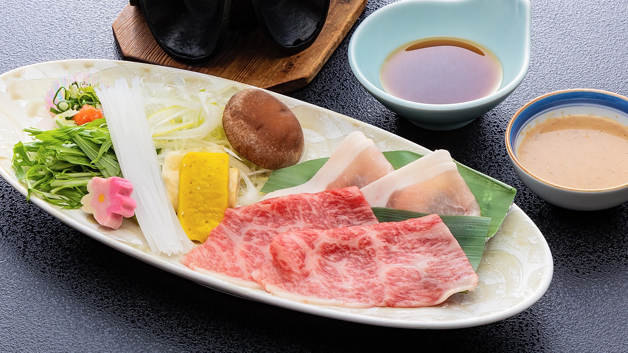 月替り和食膳　県産和牛と白金豚一例