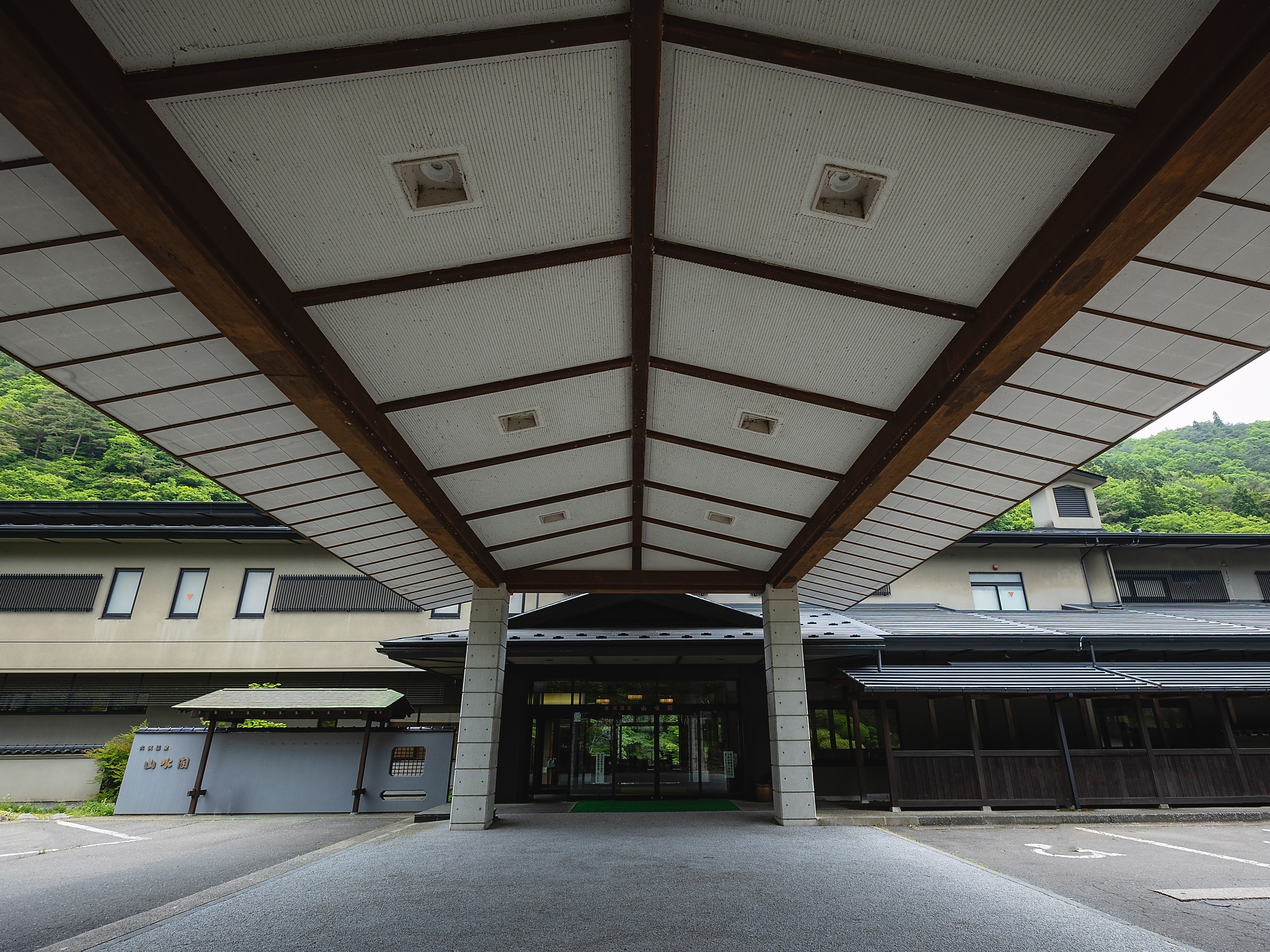 山水閣　玄関