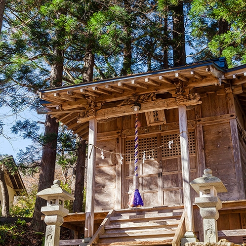 そばに佇む湯泉神社