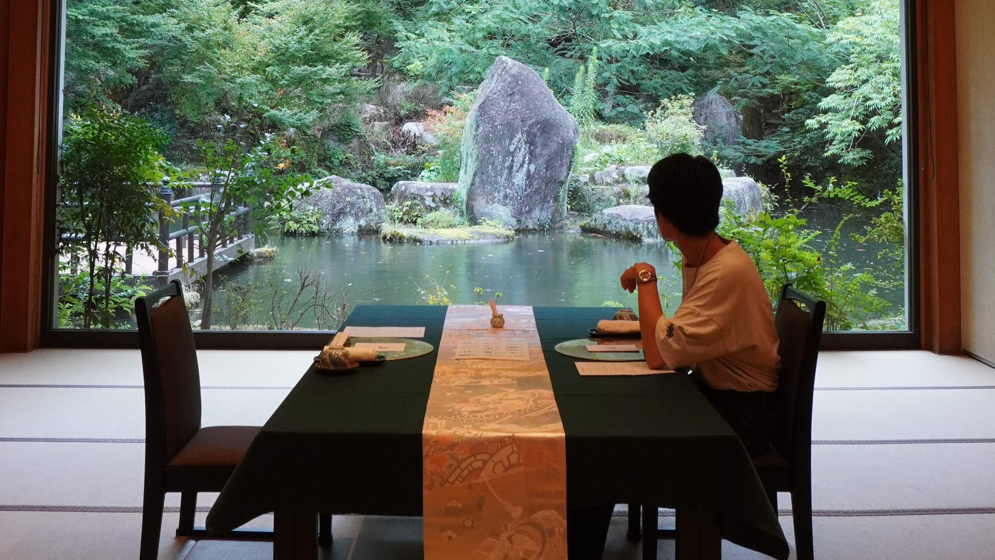 【大広間】食事シーン