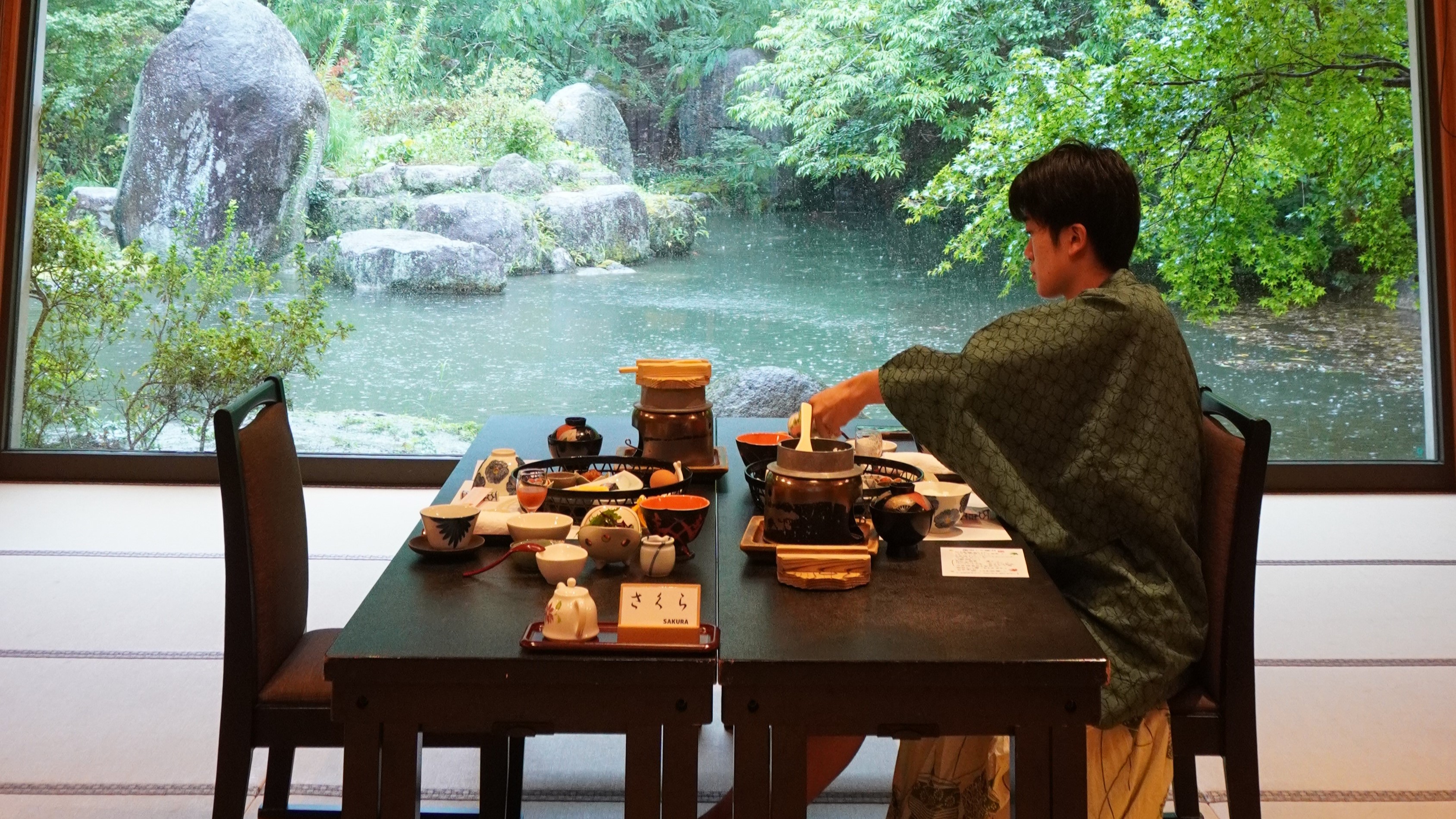 【大広間】食事シーン