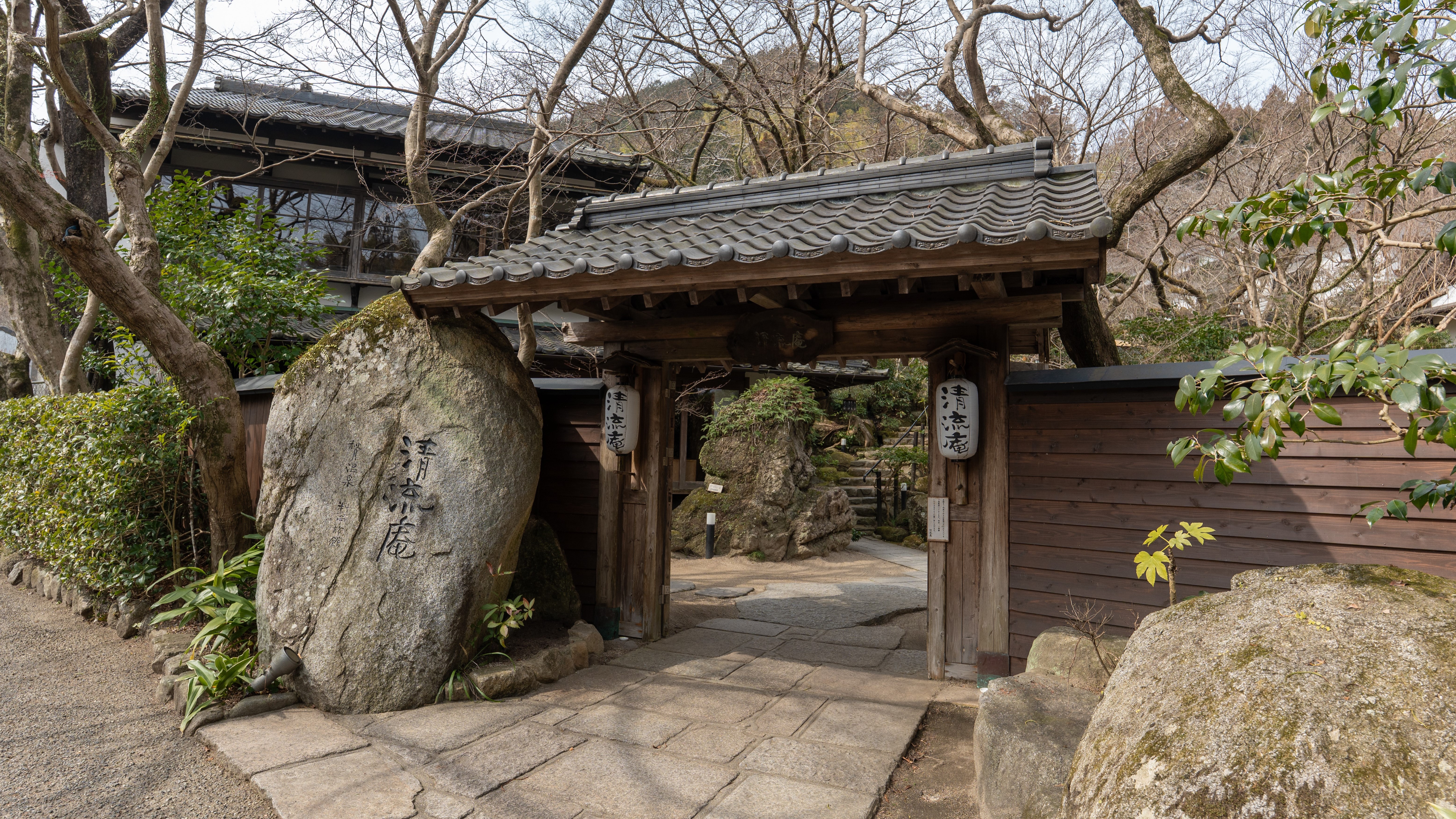 【正面玄関】