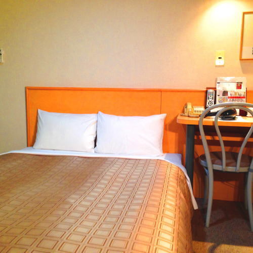 [Double] A 140 cm wide double size bed in a 12 m2 room. Recommended for couples.