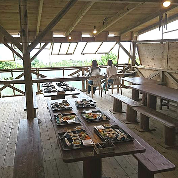 【テラス】テラスで朝食♪遠くの海を眺めながら気持ちいいですよ～