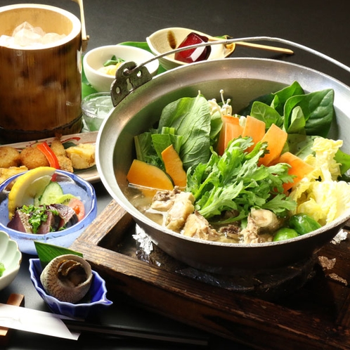 【大山鶏の塩鍋】シメは雑炊！種子島産の鶏と塩を使ったスープが絶妙な『大山鶏の塩鍋』のコース一例
