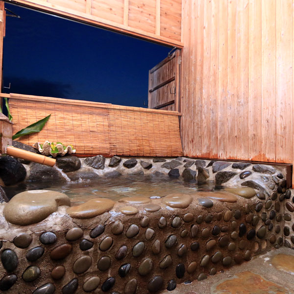 【岩風呂】天気の良い日は星空も！普段のお風呂とは違った気分をお楽しみいただけますよ。