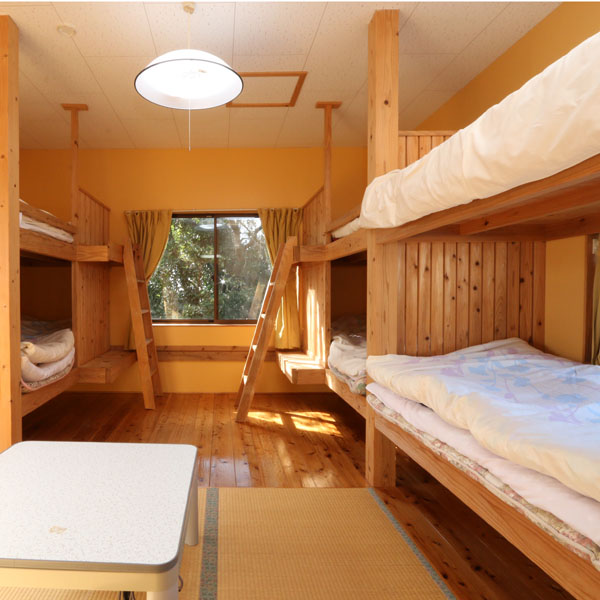 【二段ベッドルーム】グループに最適のお部屋です。最大８名様までお泊り頂けます。